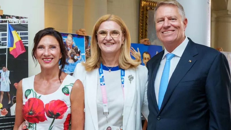 Cât costă rochia purtată de Carmen Iohannis la Ambasada României de la Paris, înainte de Jocurile Olimpice. A accesorizat-o cu o geantă mai scumpă decât ținuta