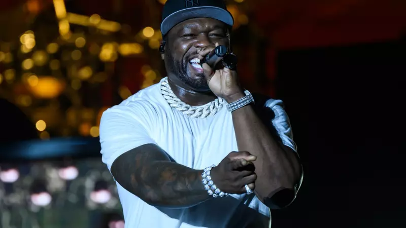 Concertul lui 50 Cent din România s-a terminat cu o bătaie. Un jandarm a fost rănit, iar Poliția a făcut mai multe arestări: "A fost lovit în zona capului..."