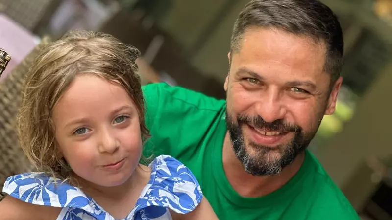 Augustin Viziru revine pe platourile de filmare cu un look nou. Ce personaj va juca în serialul Tătuțu': „Chiar dacă eu aș putea să joc și doctori, lumea preferă ca eu să fiu ăla rău"