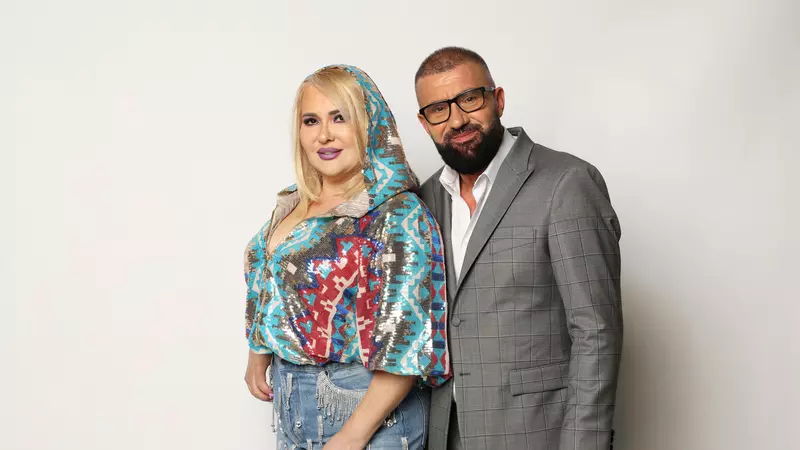 ”Vorbim de norocul omului care poate lua multe forme, de la sacul cu mălai, la o vilă în Dubai...” De unde s-au inspirat Viorica și Ioniță de la Clejani pentru noua lor piesă, ”Moara cu noroc”, și ce ședință foto și-a făcut solista / EXCLUSIV