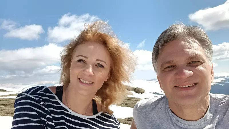 Cum s-au acomodat Mihai Onilă și soția lui, Laura, la un an de la revenirea din Belgia. Cum își răsfață artistul partenera: ”Îi fac clătite și îi spun că o iubesc ca sarea în bucate...”/ EXCLUSIV
