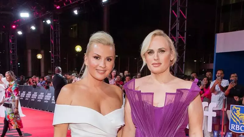 Rebel Wilson s-a căsătorit cu iubita ei, Ramona Agruma, în Italia. Cuplul are o fetiță de 2 ani, venită pe lume prin intermediul unei mame-surogat