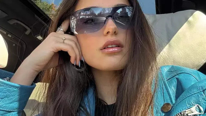 Alexia Eram, sărut pasional cu noul iubit, în văzul tuturor, la două luni de la despărțirea de Mario Fresh. Cum au fost surprinși cei doi îndrăgostiți