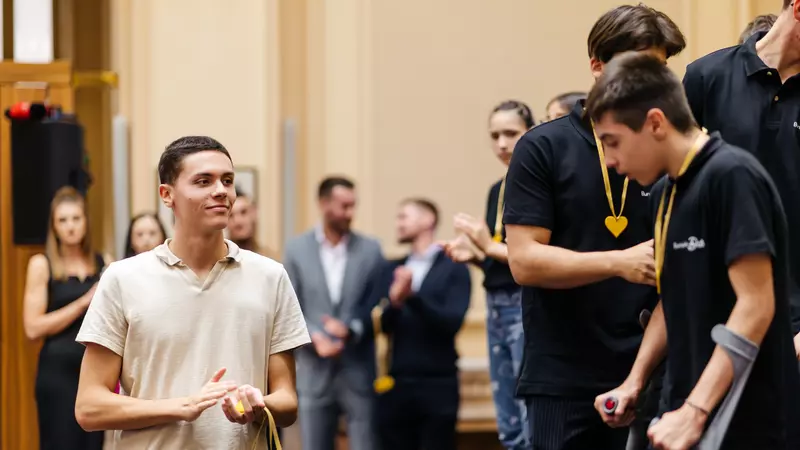 David Popovici și campionii olimpici la canotaj au premiat 30 de copii bursieri, în cadrul unui eveniment: ”Pe mine este foarte greu să mă faci să plâng...” Ce spune și despre alegerile parlamentare / EXCLUSIV