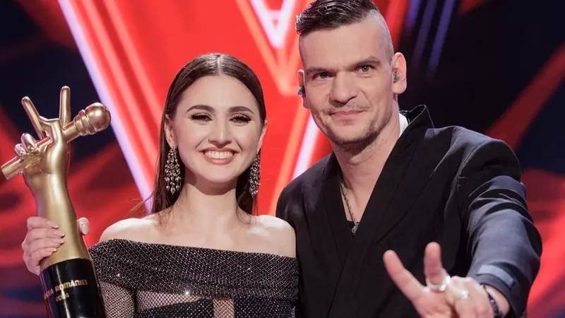 Cum a apărut iubita lui Tudor Chirilă în culise la Vocea României. Iulia Mîzgan se afișează extrem de rar în public