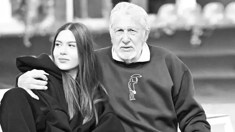 Alessia Năstase i-a dedicat tatălui său, Ilie Năstase, o colecție de haine: „Suntem doi oameni sensibili, dar uneori nu știm să ne exprimăm sentimentele așa cum ne-am dori”. Tenismenul, față în față cu fosta soție, Amalia Năstase