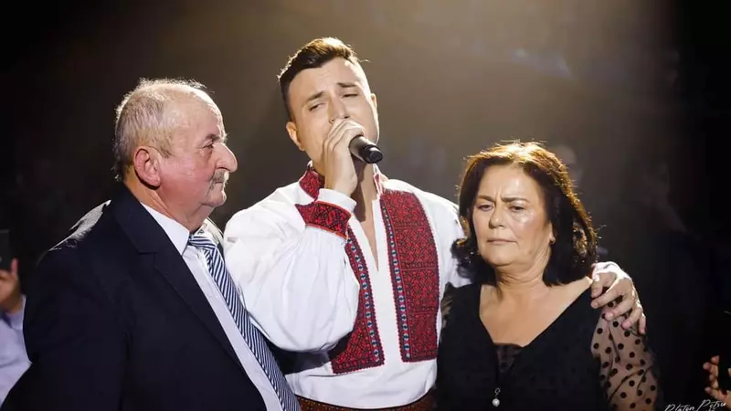 Cum arată părinții lui Valentin Sanfira și ce sacrificii au făcut pentru el: ”Tata ajungea de la muncă. Muncea pe șantier și țin minte că ne aducea portocale, șosete și...” / EXCLUSIV