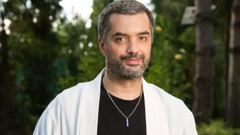 Cine e Andrei Barbu, actorul din serialul „Ana, Mi-ai fost scrisă în ADN”. E și regizor și a apărut în mai multe pelicule de la Antena 1