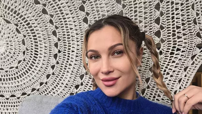 Cum a convins-o Adi Sînă pe Lora să urmeze o carieră solo: ”El, săracul, mă mai suna, dar eu nu voiam să aud. Nu voiam să știu de muzică și de scenă...”