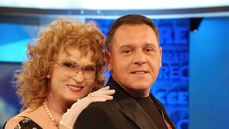 Angela Similea a strălucit într-o ținută elegantă, cu o pălărie albă și bijuterii fine, la concertul prietenului ei, Ovidiu Komornyik: ”Să fiți frumoase pentru dumneavoastră, dar și pentru soții și partenerii dumneavoastră”