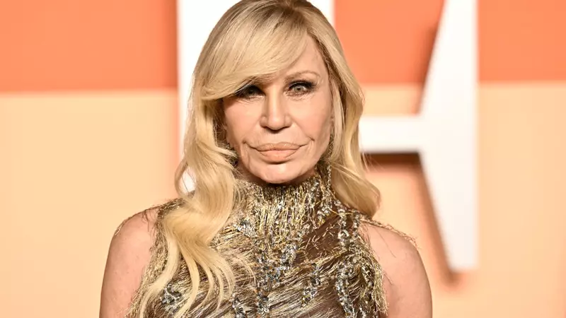 Donatella nu va mai fi director artistic al casei de modă Versace: "A fost cea mai mare onoare din viaţa mea să duc mai departe moştenirea fratelui meu Gianni" / Ce gigant al modei vrea să cumpere brandul