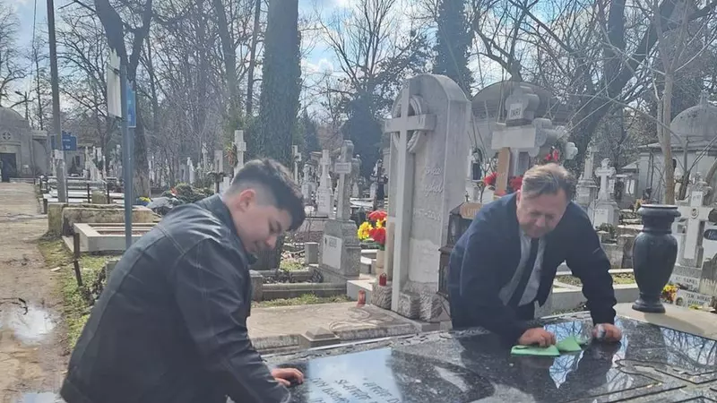 Imagini emoționante cu Dragoș Dolănescu și fiul lui cel mic, Darius, la mormântul lui Ion Dolănescu: ”Ne-am rugat și am aprins lumânări” Ce probleme au avut de rezolvat cei doi în România / EXCLUSIV
