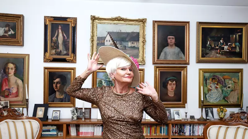 Pictorial EXCLUSIV acasă la Monica Tatoiu. Povestea colecției impresionante de tablouri a afaceristei: „Sufrageria e moștenită de la bunicii materni. Tata a fost medicul familiei surorii lui Corneliu Baba”