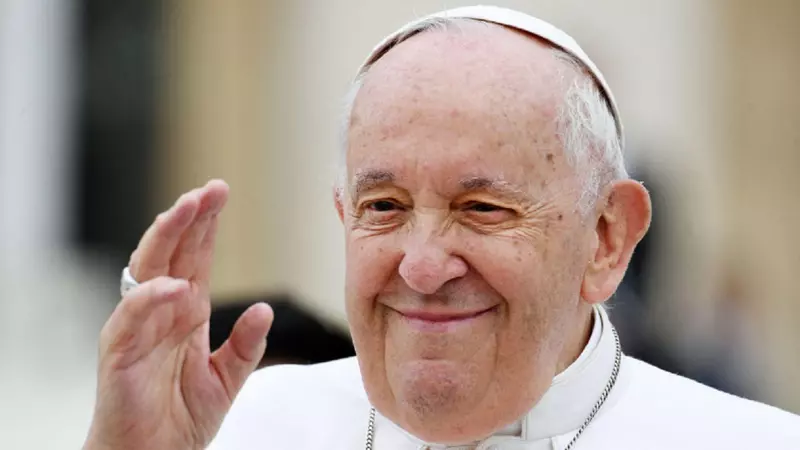 Imagini de la înmormântarea Papei Francisc: peste 50 de șefi de stat, peste 200 de mii de credincioși. Unii au dormit sub cerul liber, la Vatican / Papa a cerut să fie înmormântat cu vechii lui pantofi, uzați