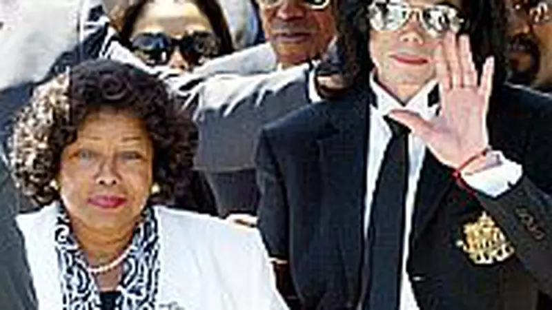 Mama lui Michael Jackson - Surprinsa de paparazzi la spital in ziua mortii Megastarului