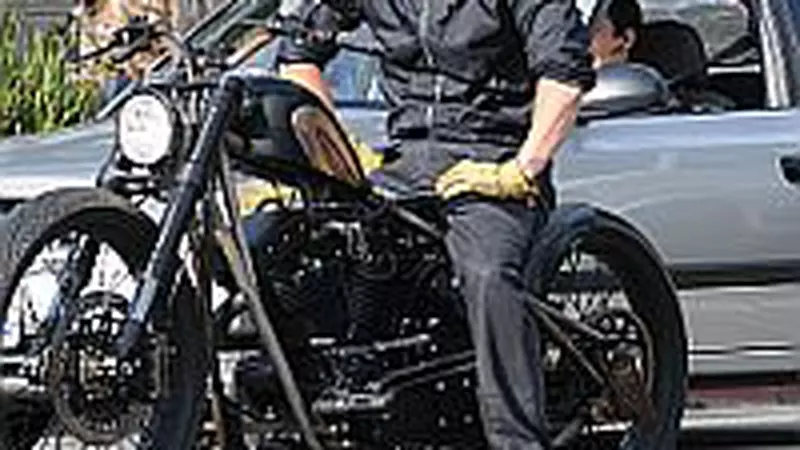 Brad Pitt, pe motocicleta!