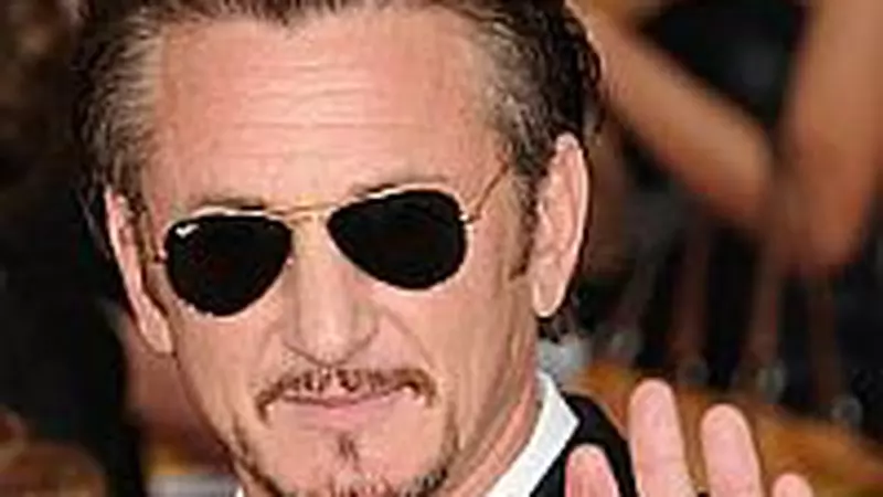 Sean Penn sfideaza paparazzii