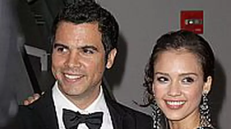 Jessica Alba, plimbare romantica alaturi de sotul sau