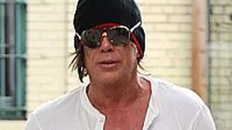 Mickey Rourke - A facut o noua cucerire