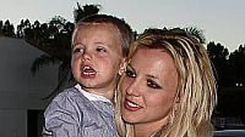 Britney Spears impreuna cu copiii pe plaja