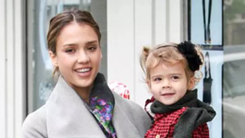 Jessica Alba - La plimbare cu fiica ei, Honor