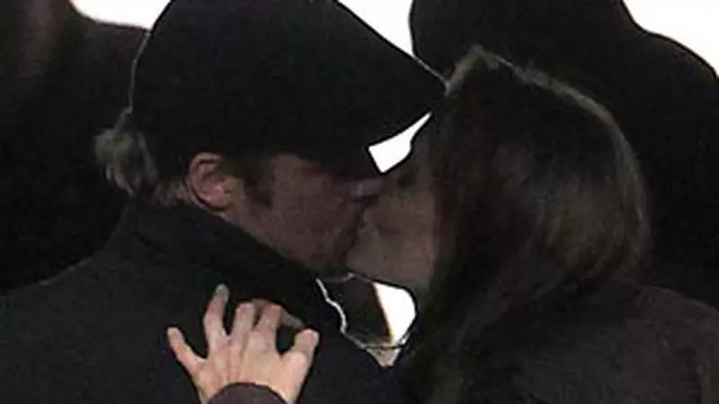 Brad Pitt si Angelina Jolie - Saruturi la Budapesta