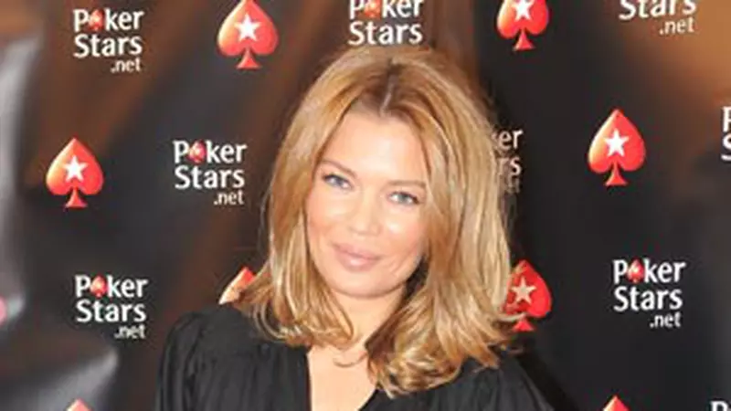 Gina Pistol joaca poker cu agentii secreti