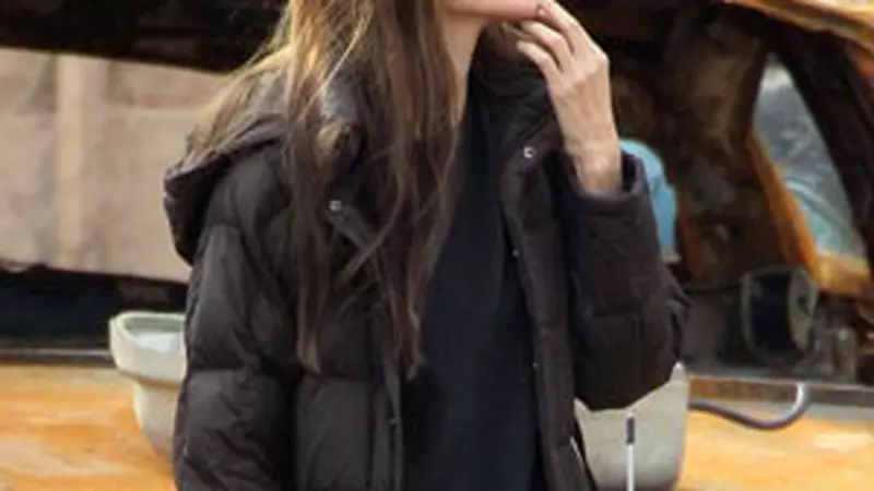 Angelina Jolie - Singura, la Budapesta