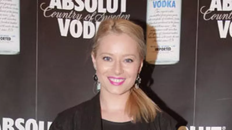 Laura Cosoi se distreaza la Teatrul de Comedie