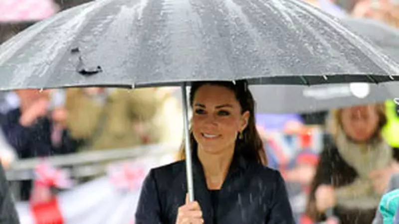 Kate Middleton - Plimbare in ploaie inainte de nunta