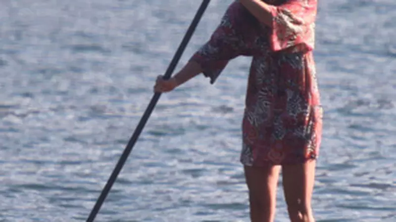 Cindy Crawford - Se mentine in forma facand surf