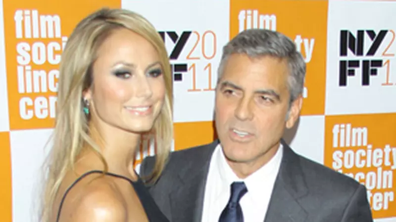 George Clooney, cu iubita pe covorul rosu