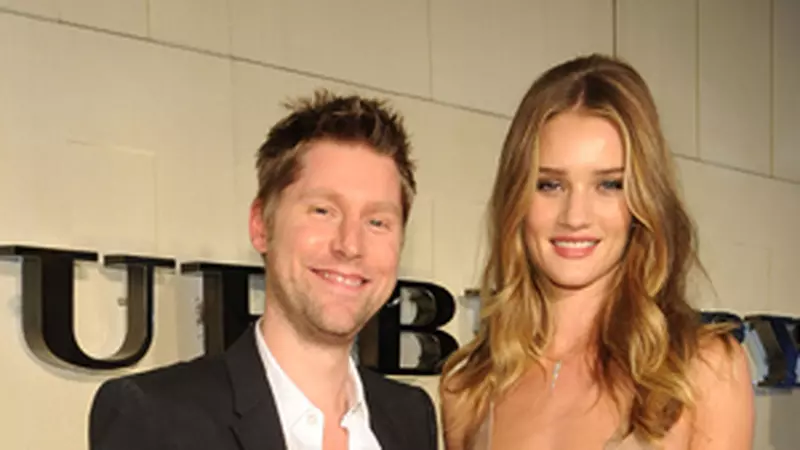 Rosie Huntington-Whiteley - La lansarea Burberry Body in Beverly Hills