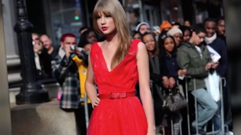 Ce rochii vor purta vedetele de Craciun? - VIDEO