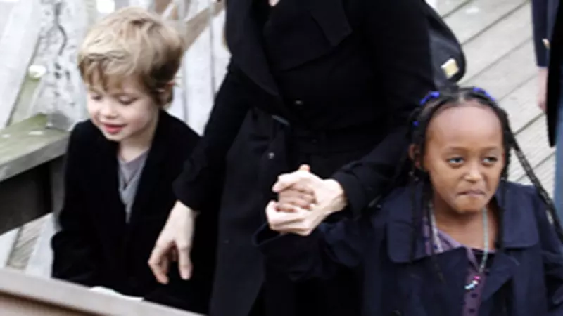 Paparazzi: Angelina Jolie cu Shiloh si Zahara - la plimbare prin Amsterdam