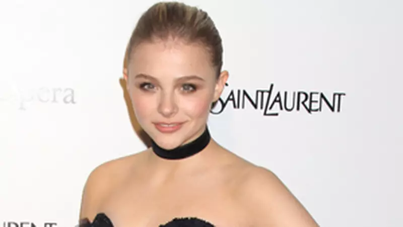 Revine moda din anii '90?  Chloe Moretz si Emmy Rossum dau semnalul