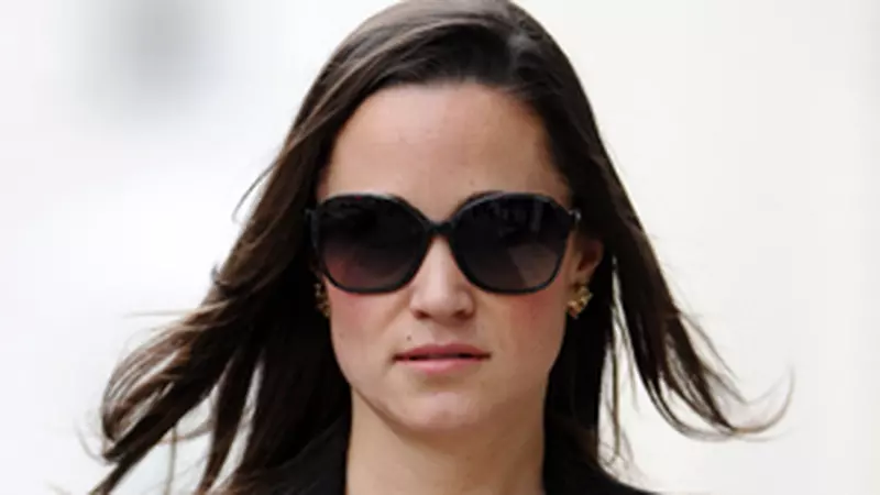 Uite Pippa, nu e Pippa: scandalul se amana, arma era falsa!