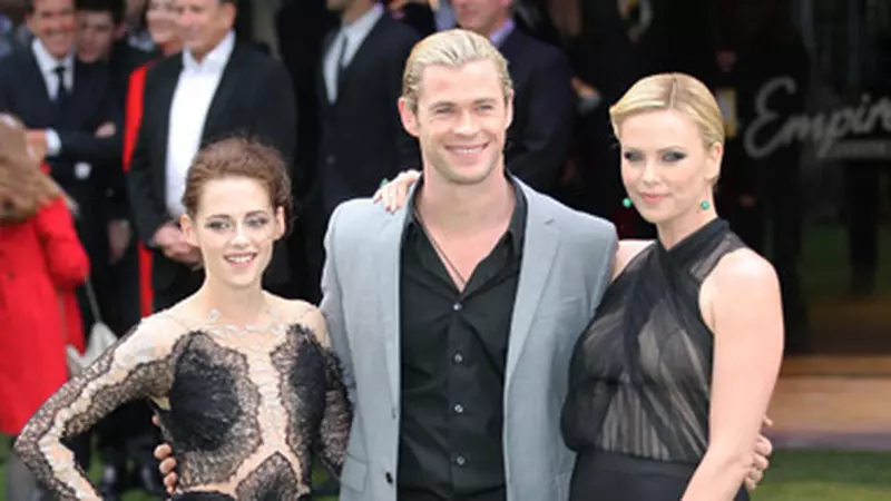 Kristen Stewart, Charlize Theron si Chris Hemsworth la premiera "Snow White and the Huntsman"