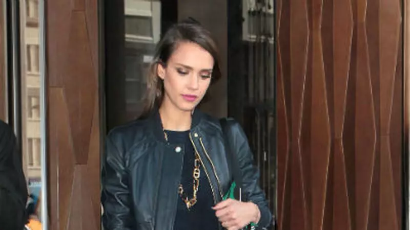 [VIDEO] Pantalonii cu imprimeuri florale: Vedetele nu pot renunta la ei