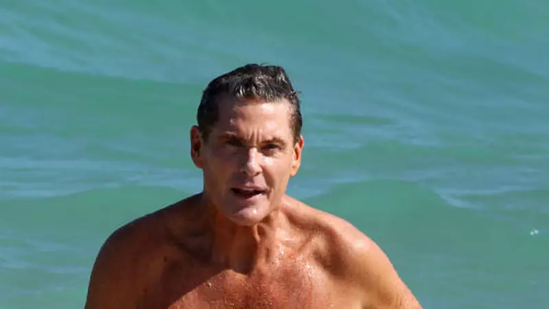 "Baywatch" revine cu David Hasselhoff si "forme" proaspete