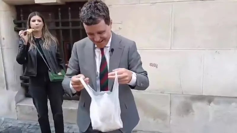 Nicușor Dan mâncând merdenele de la Nea Mihai în campania electorală din 2025 (2)