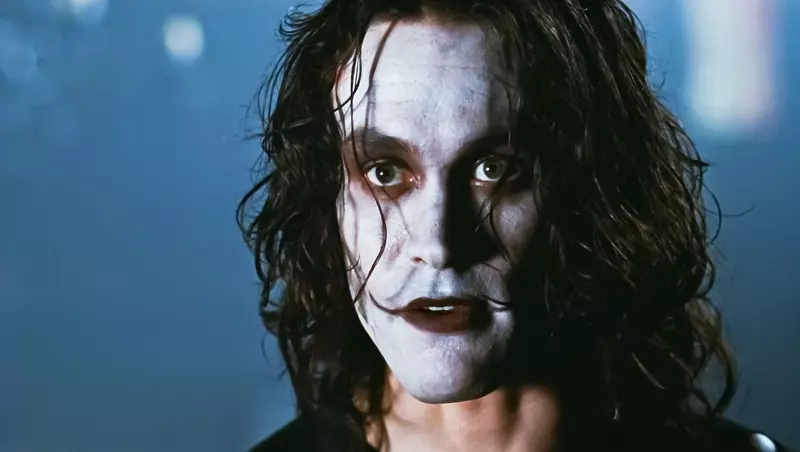 USA. Brandon Lee in a scene from the ©Miramax film: The Crow (1994). Plot: A man brutally murdered comes back to life as an undead avenger of his and his fiance’s murder. Ref:  LMK110-J6751-200820Supplied by LMKMEDIA. Editorial Only.Landmark Media is