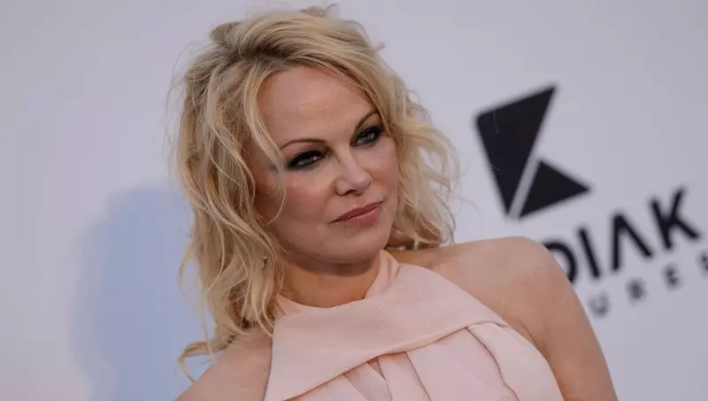 pamela-andersons-trica-linistea-vedetelor-de-la-hollywood-1