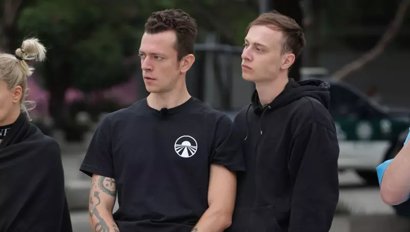 jean-gavril-si-dinu-intampinati-cu-spray-anti-covid-1