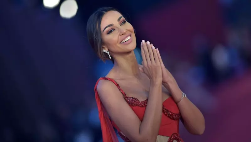 Mădălina Ghenea, mai sexy ca oricând. Cum s-a fotografiat vedeta la Paris