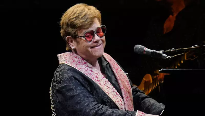 Elton John, de urgență la spital, după ce a suferit o căzătură. Care e starea artistului