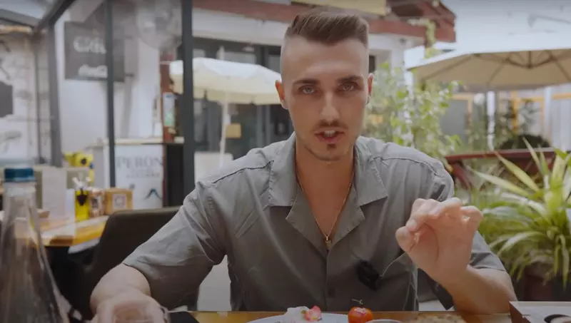 Vlogerul Matei Tudor a făcut recenzie la micul dejun de la restaurantul lui Dani Oțil