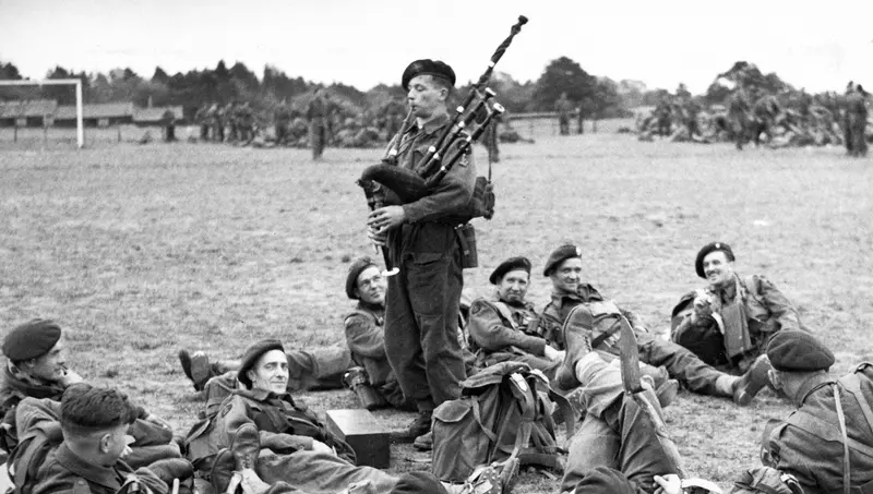 us_national_archives_thumbnail_bill_millin_1944