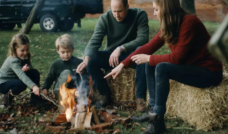 Le Prince William, duc de Cambridge et Catherine Kate Middleton, duchesse de Cambridge publient une vidéo privée en famille avec leurs 3 enfants, le prince George, la princesse Charlotte et le prince Louis pour marquer leur 10 ème anniversaire de mariage