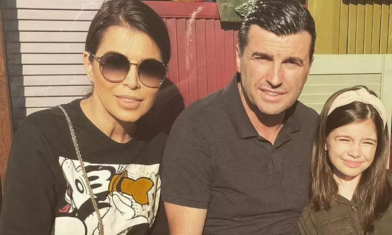 Simona Pătruleasa, soțul ei Sabin Ivanof și fiica lor Ingrid